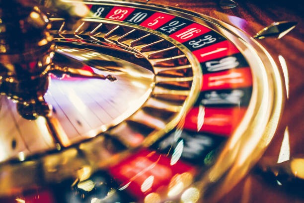 sloto88 market interface displaying closing times for Liga 1 matches and live-dealer tables